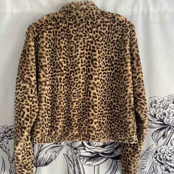 Garage Fuzzy Leopard Cropped Sweater - Picture 2 of 4